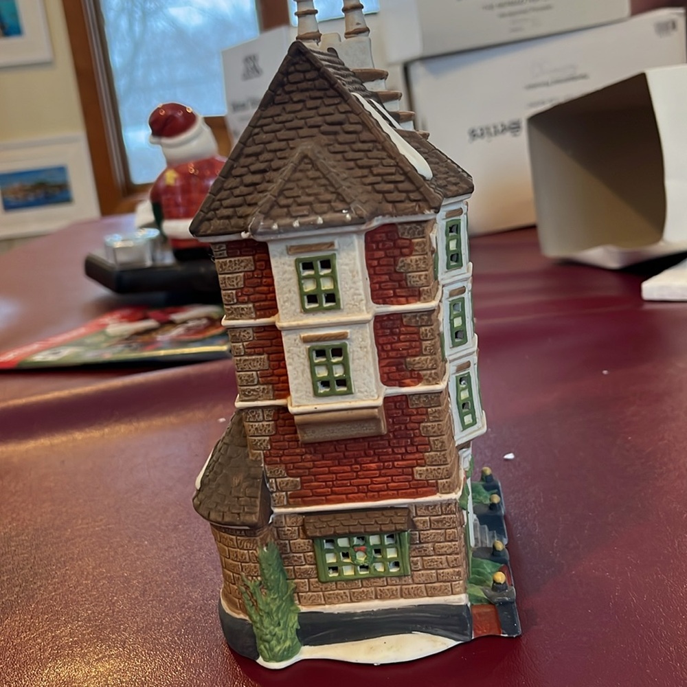 Department 56 Dickens Village series, nephew Fred’s flat - Picture 5 of 7